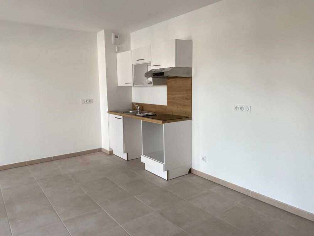 T3 avec balcon et parking à ARLES