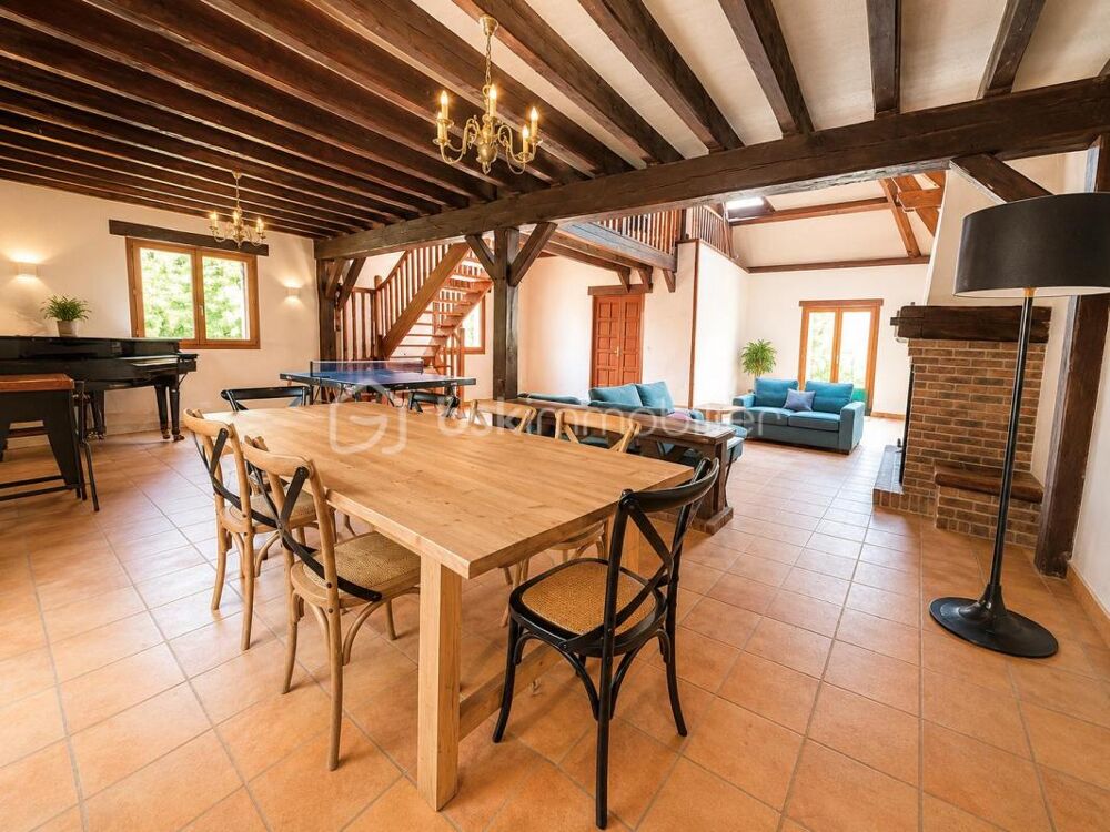 Une demeure de charme aux volumes rares, nichée dans un écrin de verdure de 7 300 m², 9 chambres, deux salles d'eau, une salle d