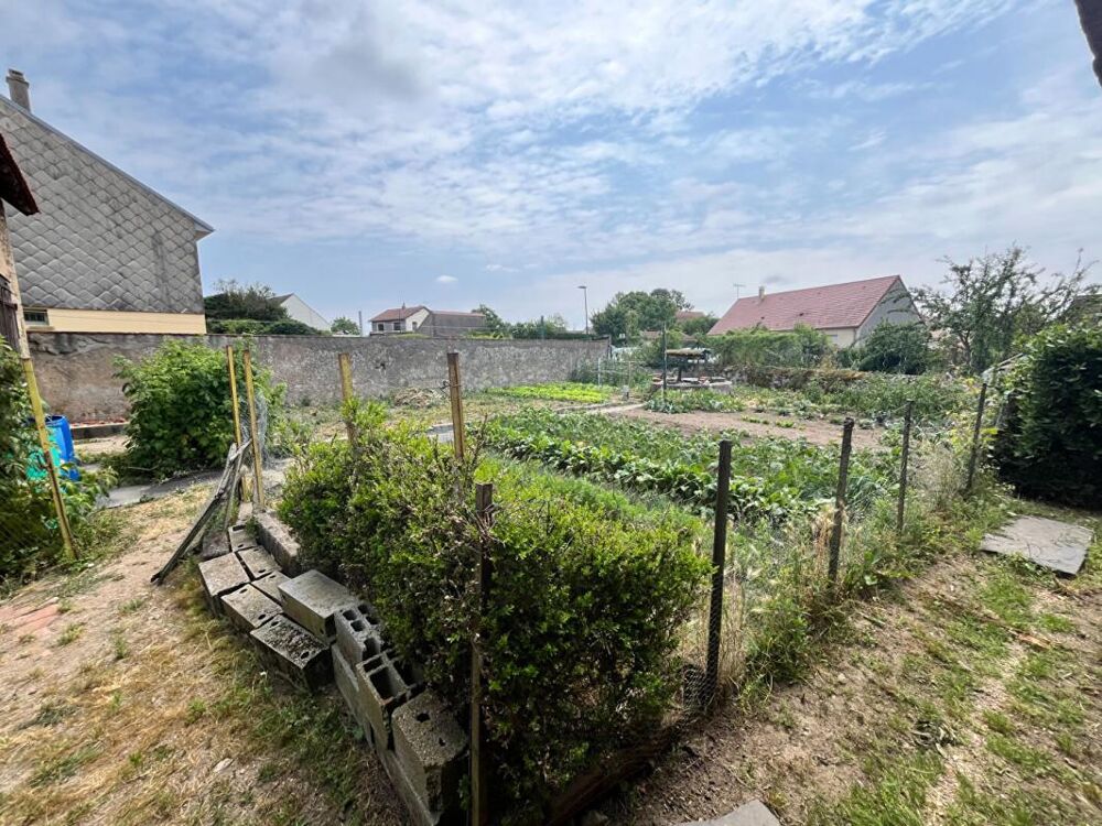 Vente Maison Le Montet Maison + Cour + cave +  Jardin + puits + garage + dépendances Le montet