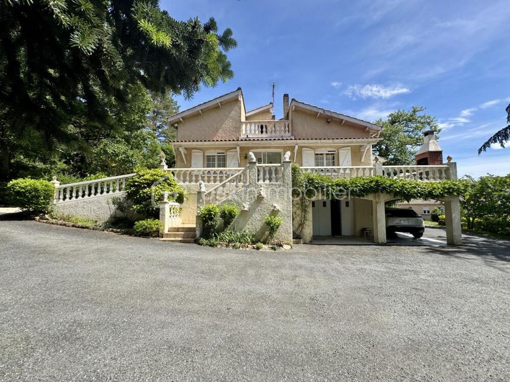 Belle Maison familiale avec sous-sol complet et piscine, sur un vaste terrain boisé