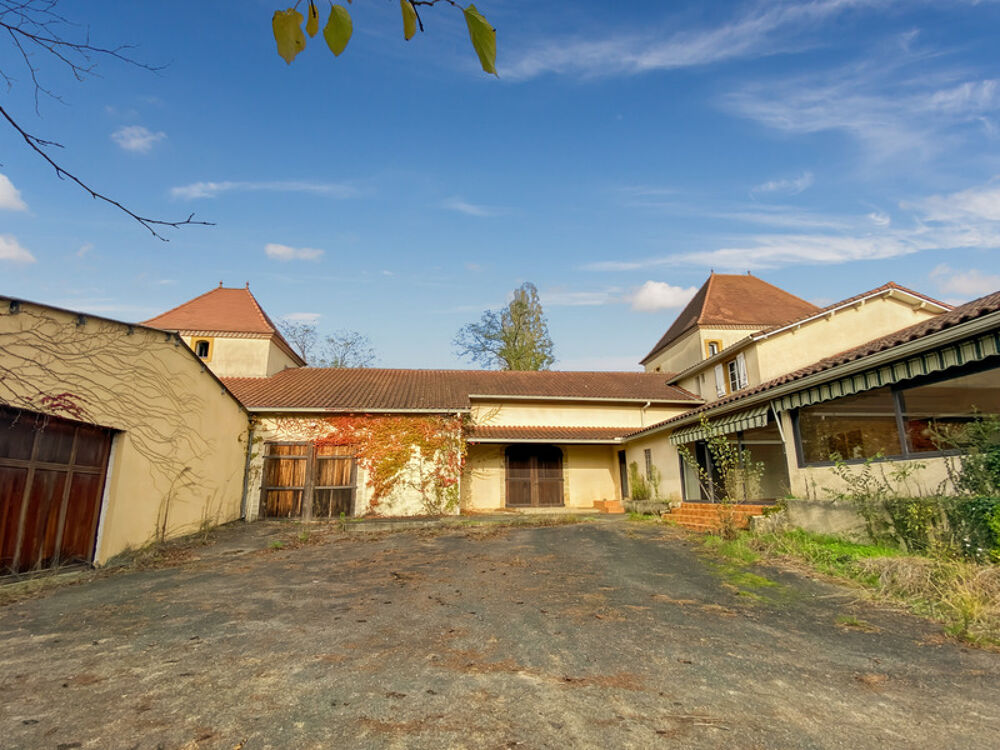Dpt Gers (32), à vendre Proche de RISCLE château T6 de 327 m² habitables + 580 m² de dépendances attenantes sur 8157 m² de terra