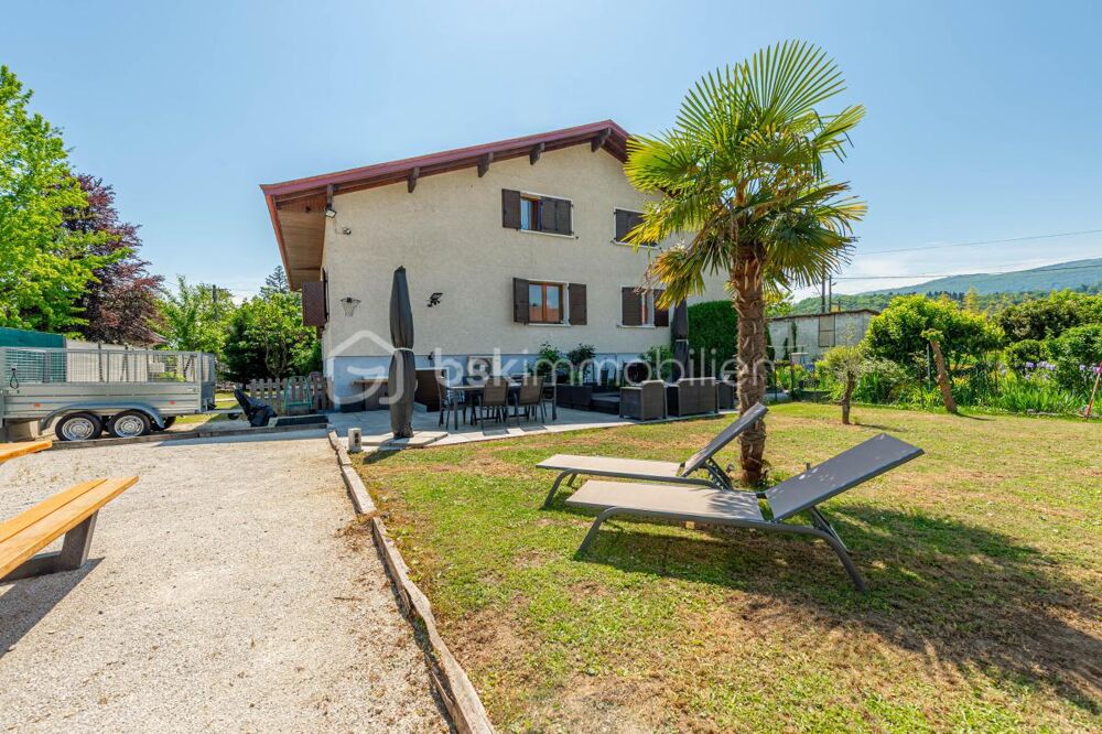 Maison composée de 2 appartements / Sous-sol complet aménagé / Terrain