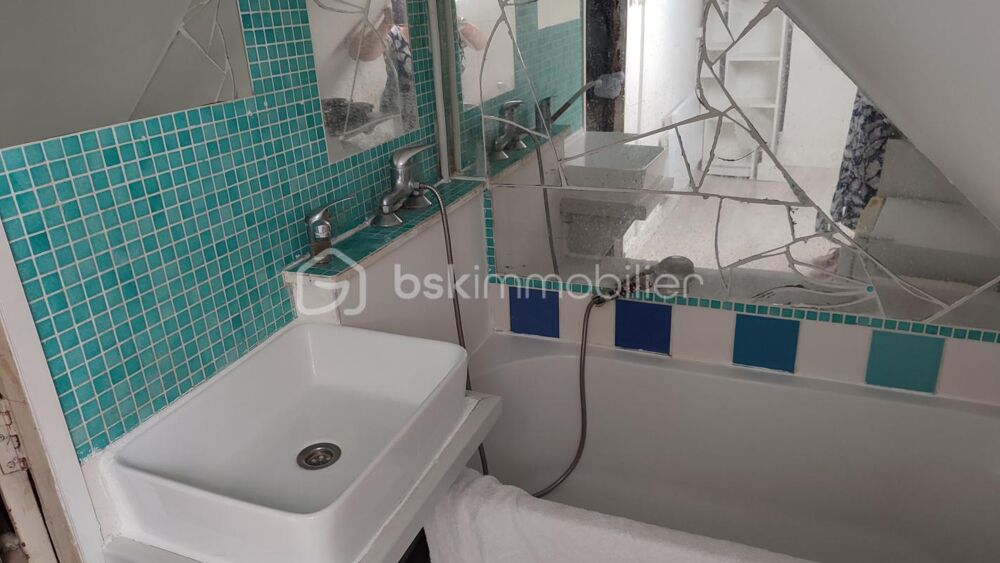 Chambre de service sous combles avec point d'eau et baignoire