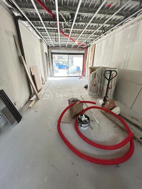   SUR LA NATIONALE 19 - Local commercial neuf de 87 m2 avec plusieurs parkings, terrasse et jardin. Proche mairie ! 