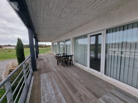   ST-PIERRE D'OLERON (17), A Louer local-bureau 84m² 6 pièces idéalement située en cœur de zone d'activité économique 