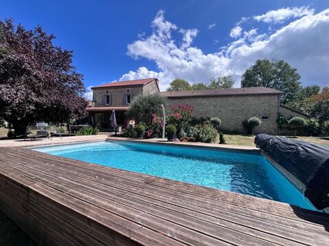   Maison de caractère de 153m2 en pierre avec piscine à VAUNAC (24) Maison - 6 pièce(s) - 153 m²