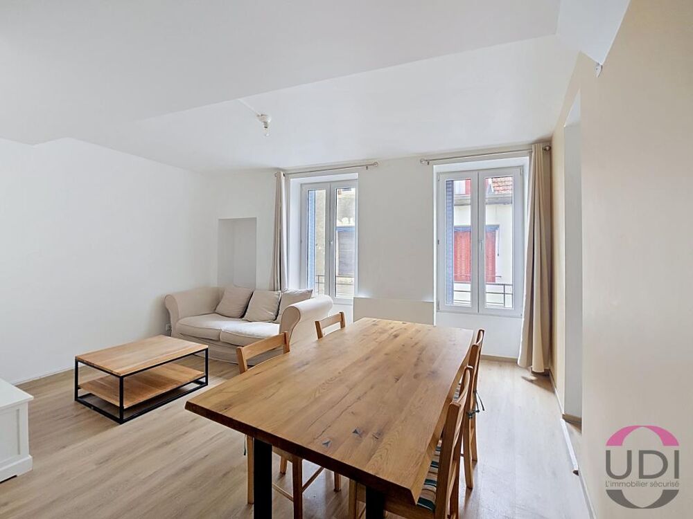 Appartement lumineux entièrement rénové  2 grandes chambres  Cité médiévale de Montluçon