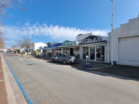 Local commercial 89m&sup2; &agrave; louer - Place Gambetta, Saint-Pierre-d'Ol&eacute;ron. (17) 1200 17310 Saint pierre d oleron