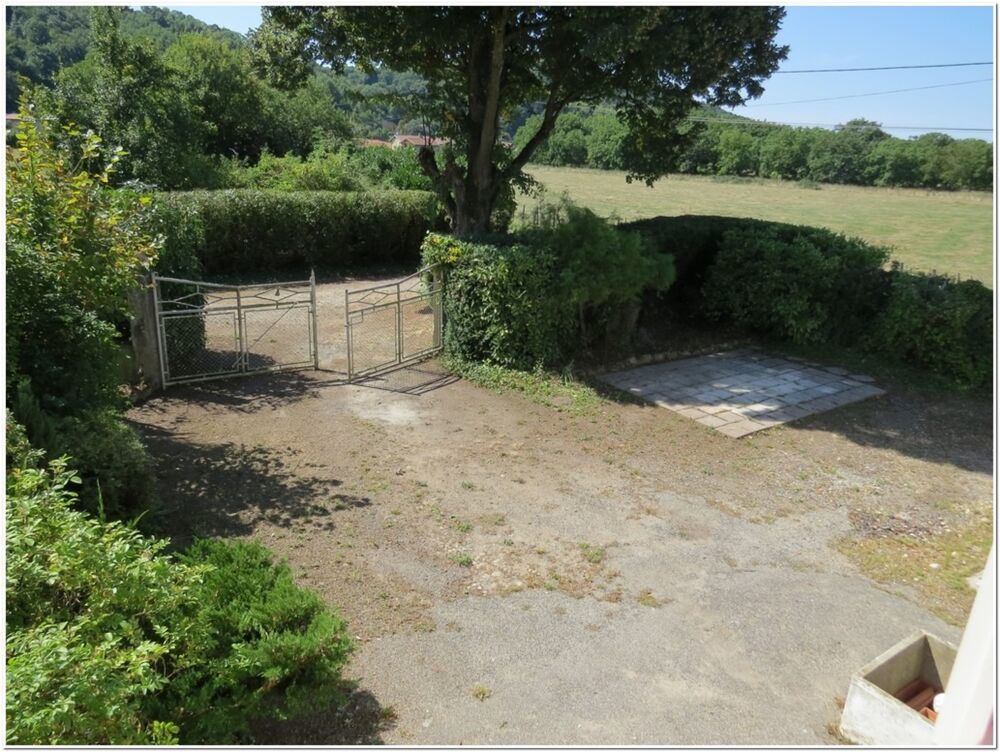 Une grande maison de 220 m² de potentiel sur un grand terrain de plus de 5500 m², bien isolée. À Ornacieux 38260