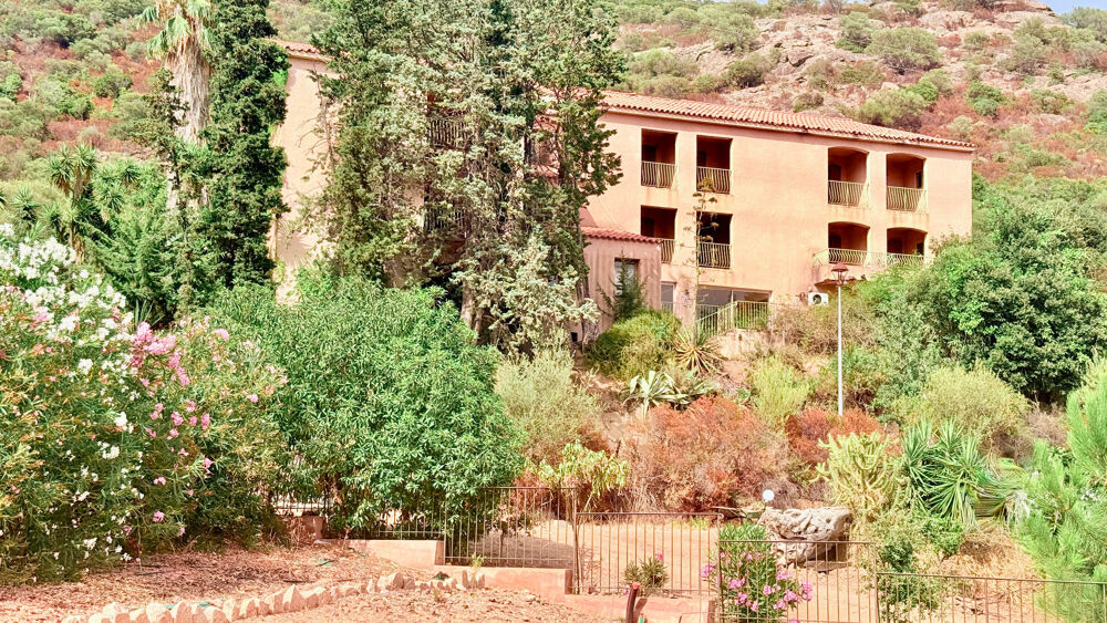 Vente Immeuble Dpt Corse (20) OSANI - Golfe de Porto, à vendre bâtiment de 920m2 à 3KM de la plage, grand terrain avec parking Osani
