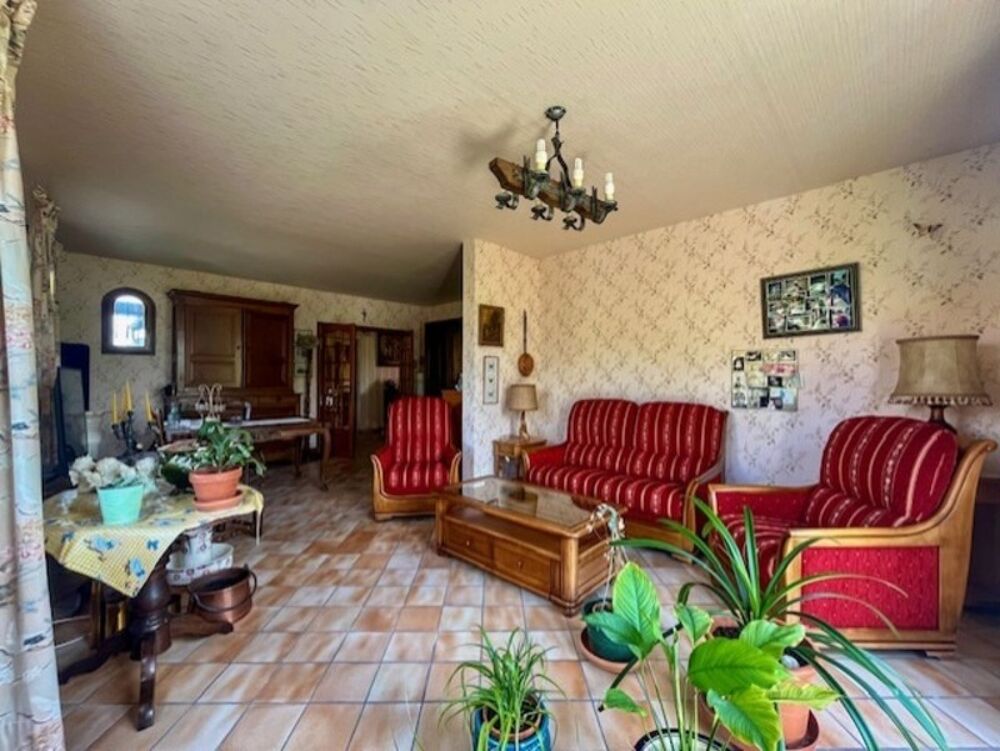 ? Maison familiale 7 pièces  186 m²  Plain-pied  Terrain arboré de 2200 m²  AIRVAULT (Barroux)