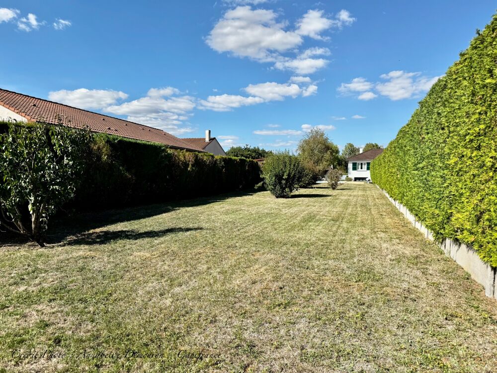 MOZAC  Maison de plain-pied 3 chambres/bureau  PISCINE  TERRAIN divisible de 2324 M²  Garages