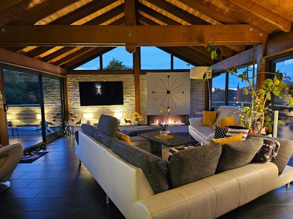 Propriété de loisirs avec piscine, jacuzzi, Sauna, plus de 3 400m2, 14 pièces 1 maison principale, 2 chalets, 1 mobil-home