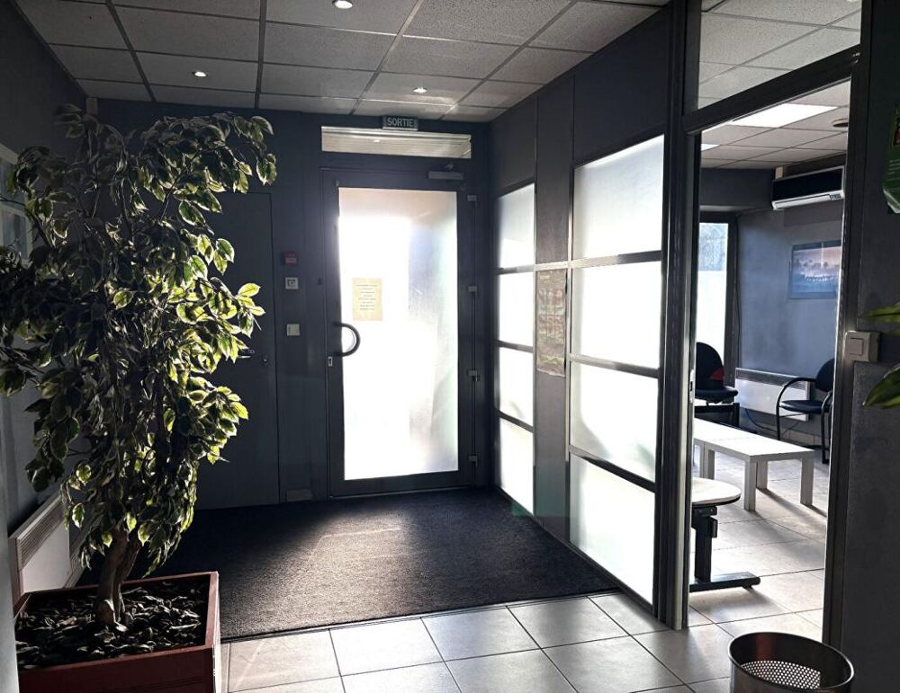ST ETIENNE Terrenoire. Local commercial ou professionnel au rez de chaussée d'un immeuble de 1984. 89m²