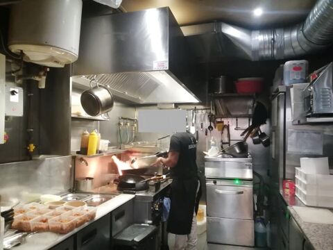   75011 PARIS : RESTAURANT RAPIDE AVEC UNE HOTTE - 25 M² - RUE TRÈS VIVANTE ET TRÈS PASSANTE 