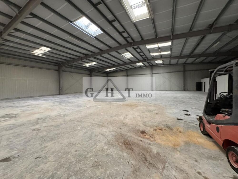   À LA LOCATION UN LOCAL DE 1000m² - CREIL 