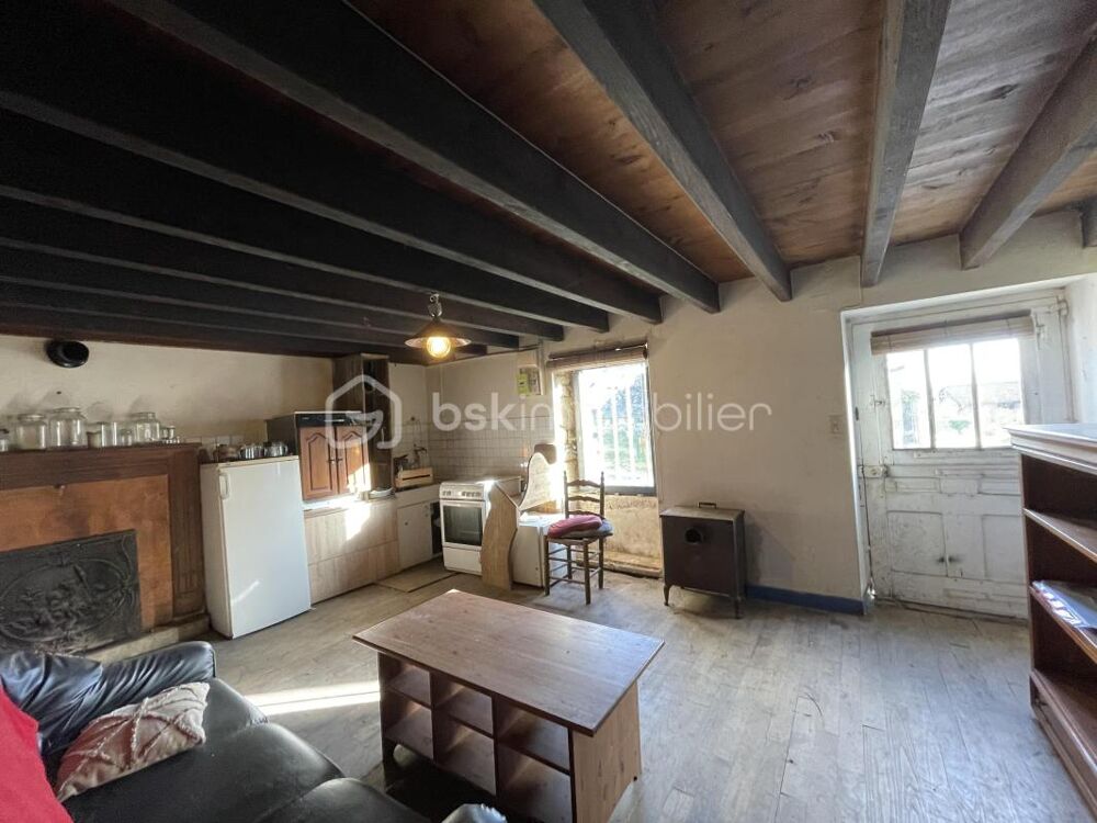 Maison en pierre à rénover au coeur d'un hameau paisible de Taupont