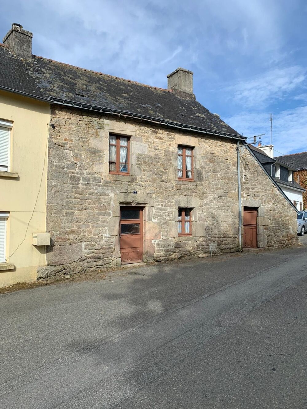 Maison en pierre à rénover entièrement  Beau potentiel au coeur du Croisty