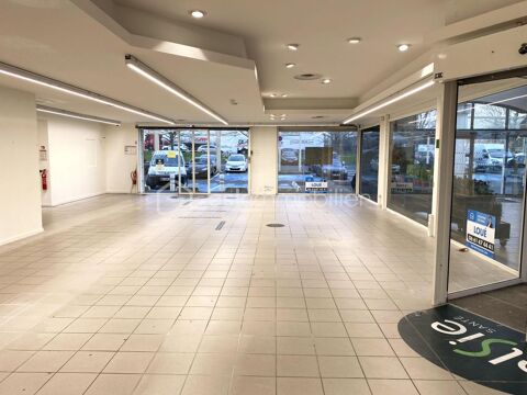Location cellule avec acc&egrave;s ext&eacute;rieur en galerie commerciale 4560 77000 Melun