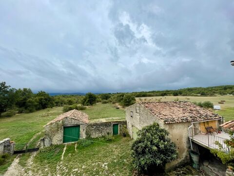   A vendre Bâtisse en pierre rénovée de 235 m² habitables et ses dépendances de 300 m2 - Terrain de 100 000,00 m² Maison - 9 pièce(s) - 235 m²
