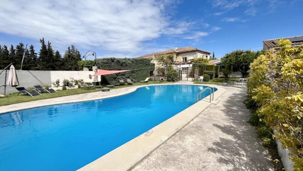 Murs et fond d'un hôtel de 15 chambres à Saumane de Vaucluse