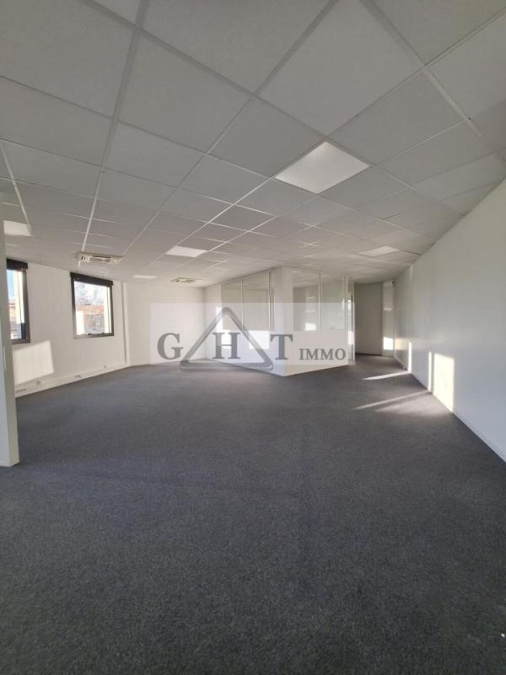   Bureau de 86 m² avec terrasse privative 