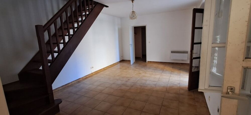GONDRIN, MAISON EN PIERRE AVEC COUR COMPRENANT DEUX LOGEMENTS DE 5 ET 6 PIECES