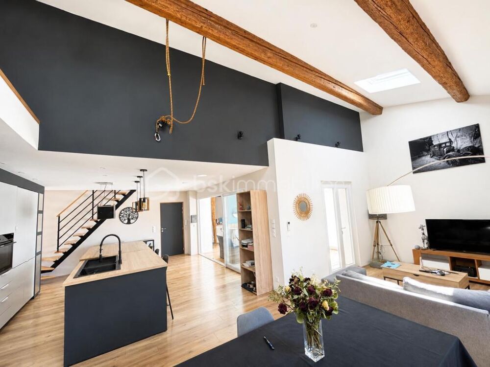 TRIPLEX DE STANDING ENTIÈREMENT RÉNOVÉ AVEC GARAGE DE 75 M²