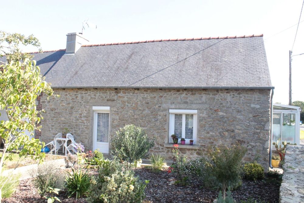 Exclusivité ! Côtes d'Armor 22150 Hénon. Maison de plain-pied, 3 chambres, garages, terrain constructible et divisible