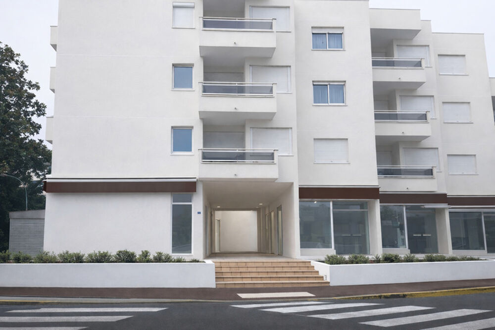   Dpt Charente Maritime (17), à vendre LES MATHES Local commercial 37.31m2 carrez+terrasses de10m2 