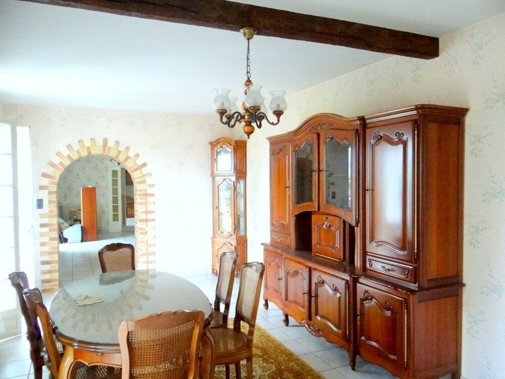 Vente Maison Dpt Allier (03), à vendre CHAMBLET maison 6 pièces , grenier aménageable , garage , cave ,sur 3090 m2 de terrain clos Commentry