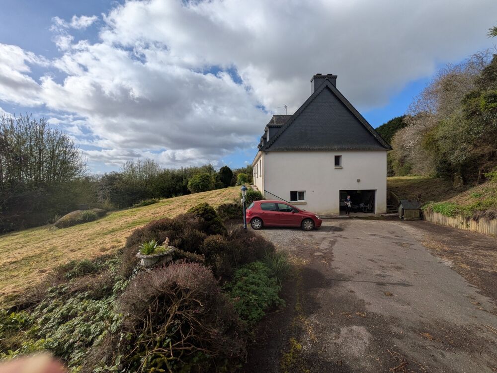 Kernascleden propriété composée d'une maison à usage d'habitation de 6 pièces 178 m² envion un hangar de 161m² envion, une ancie