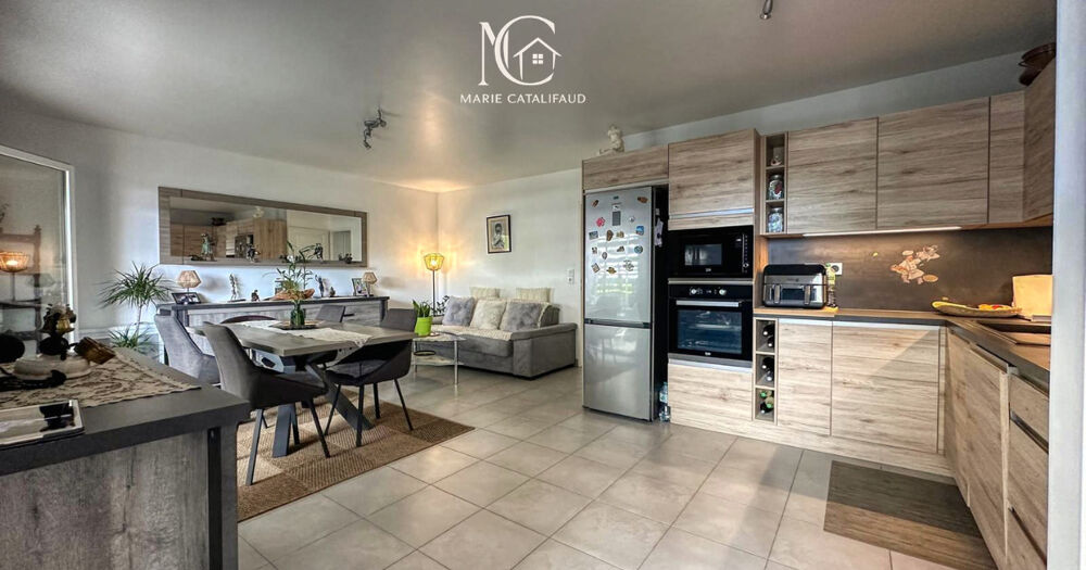 Vente Appartement À VENDRE - Beau 2 pièces de 53 m² avec grande terrasse, PISCINE et parking Saint raphael