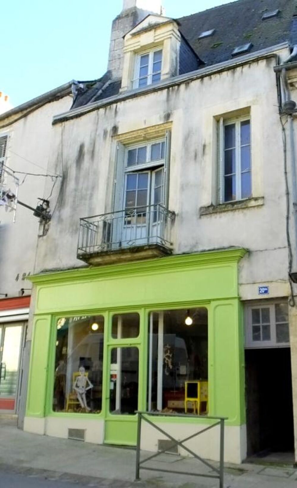 Proche prieuré, immeuble 3 appartements + local commercial (actuellement loué)