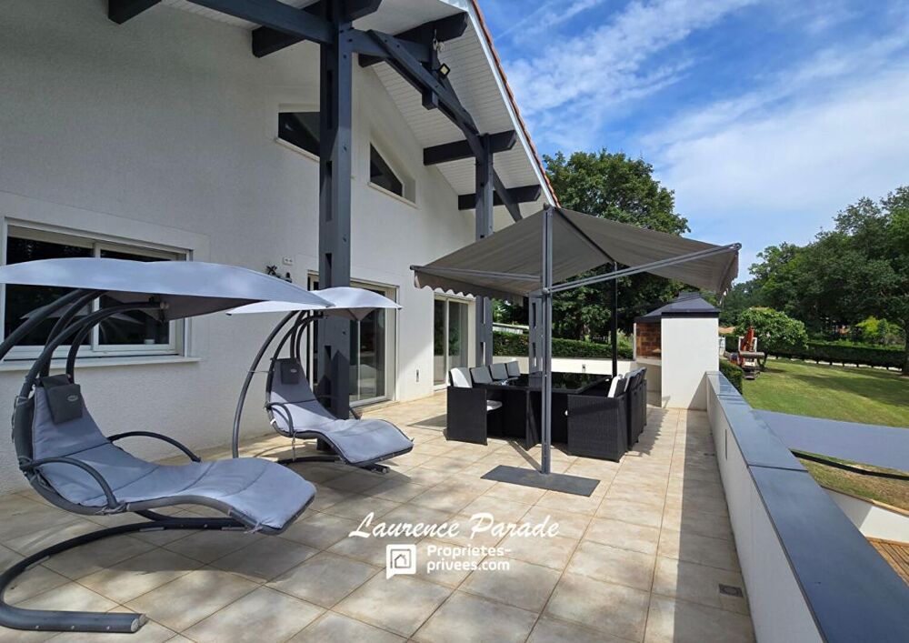Maison avec sous sol annexe piscine parc