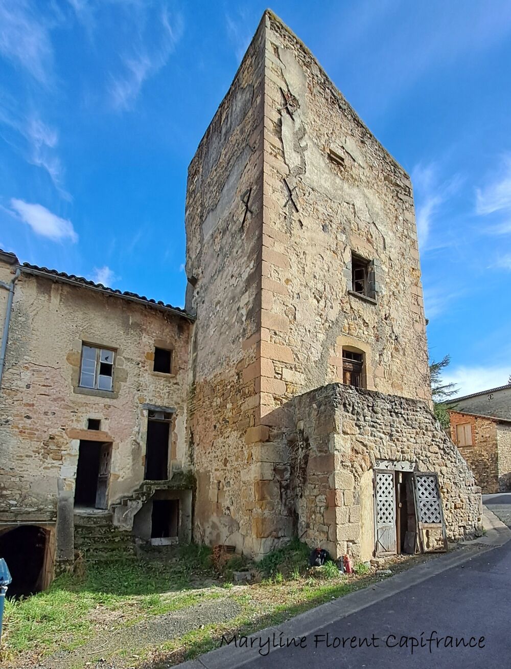 Batisse de caractère en pierre à rénover SAUVAGNAT SAINTE MARTHE (63)