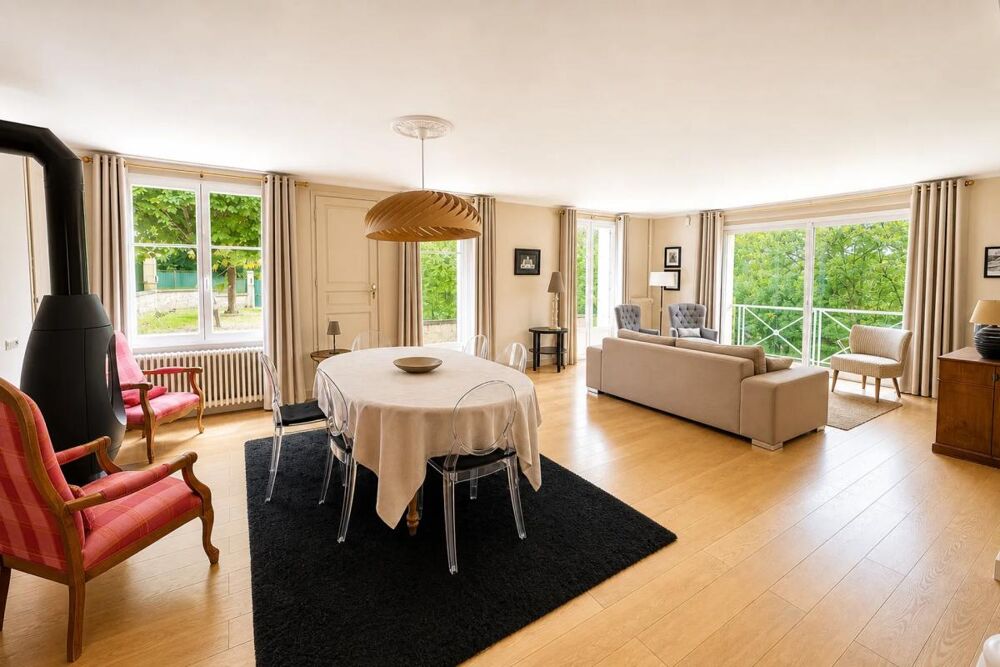 Maison familiale avec piscine, parc arboré de 163 m²
