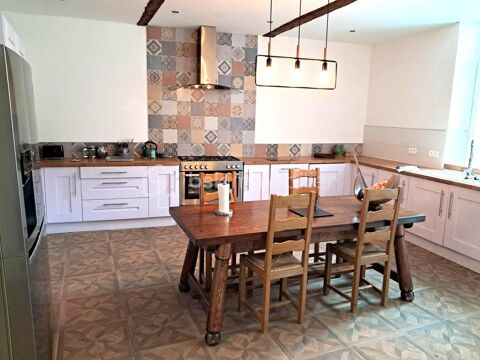   Magnifique maison bourgeoise de 253m  en excellent tat avec 4 chambres, de trs beaux volumes, terrasse tropzienne et cour ex Maison - 9 pice(s) - 253 m