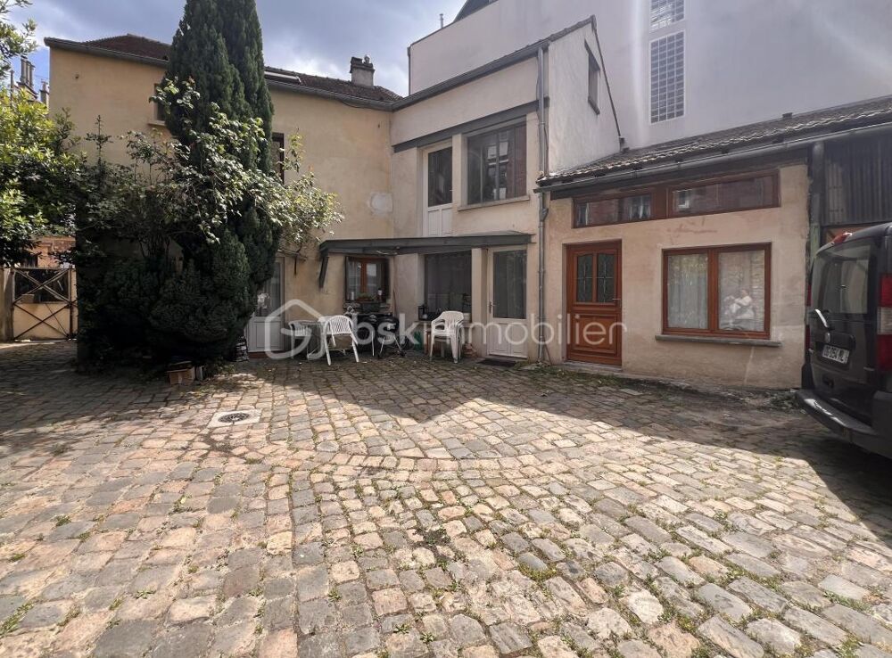 En exclusivité maison familiale ou idéale investisseurs de 223 m2 avec cour intérieure et 5 box !