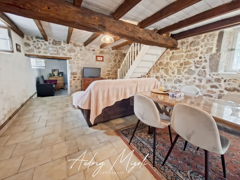 Maison en pierre au coeur de la nature, 109m², 3 chambres, garage et grande dépendance, au bord d'une rivière, terrain 1 hectare