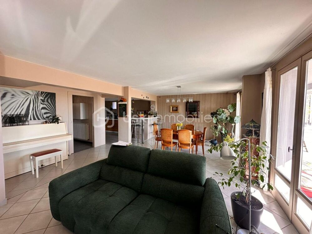 Vente Maison St Leger aux portes de Roanne, belle maison familiale 300m2 avec 5 chambres terrain 1864 m2 Piscine et Jacuzzi; dépendance 400m2 Saint leger sur roanne