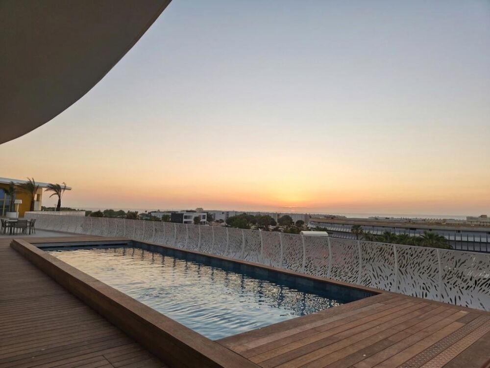 INVESTISSEMENT DUPLEX DE LUXE 87,5 m² au Coeur du Village Naturiste : Prestations Hôtelières (Piscine, Jacuzzis), Vue Port et Ré