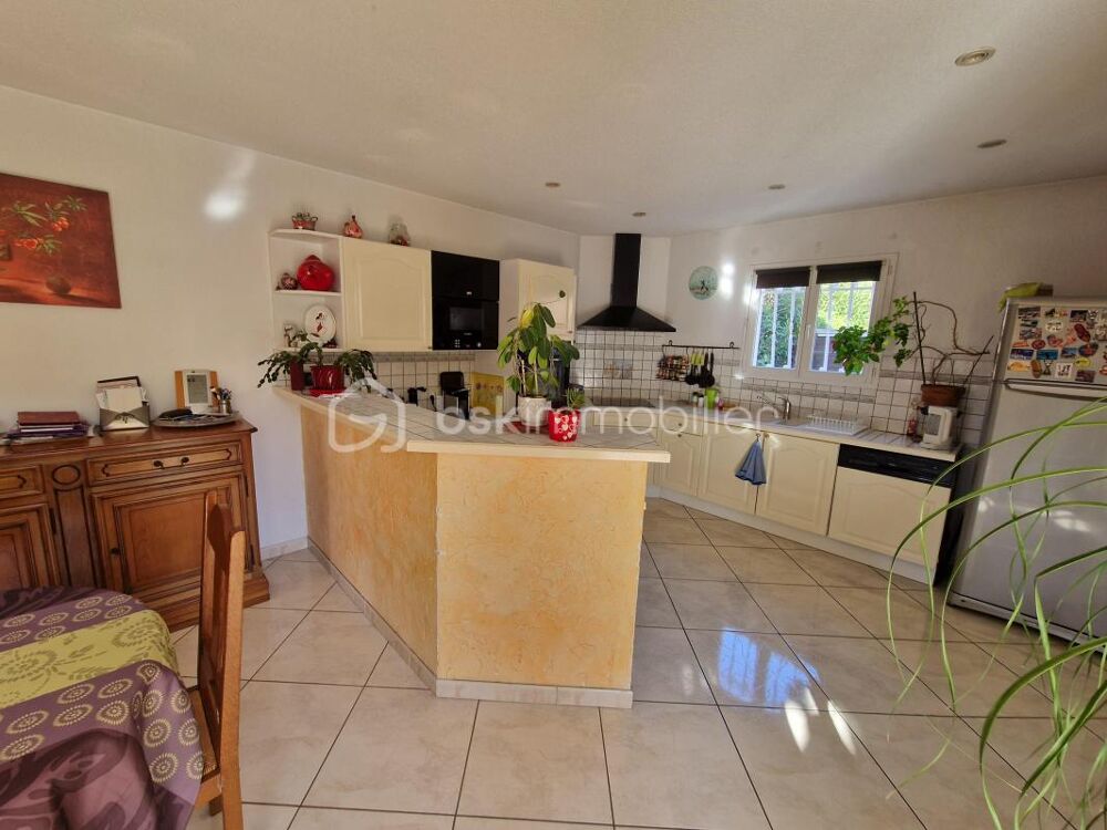 Vente Villa Rare sur le secteur !!! Superbe villa de 165m² dans un secteur calme et prisé de Mèze sur 465m² de terrain avec piscine! Meze