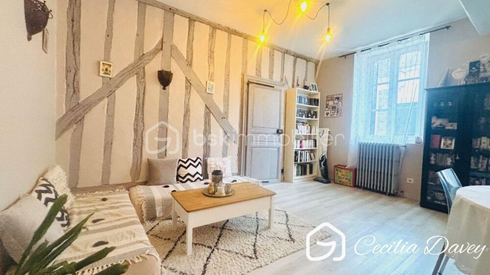 *** Nouveauté : Maison ancienne de caractère pleine de cachet avec son agréable espace extérieur composé dune terrasse et dun