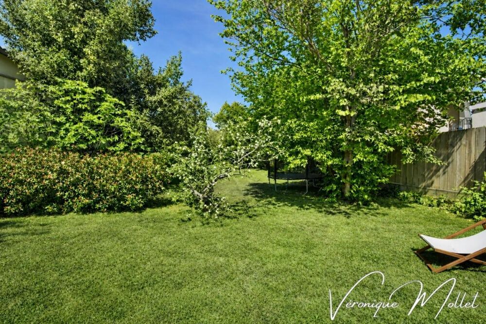 MAISON EN PIERRE INDÉPENDANTE SUR 1000m2 DE PARCELLE ARBORÉE À PIEDS DE TOUS COMMERCES