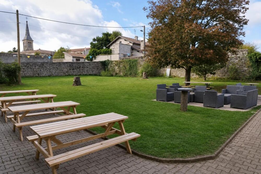 Montfaucon-en-Velay : 900m² avec terrain, idéal gîtes ou projets