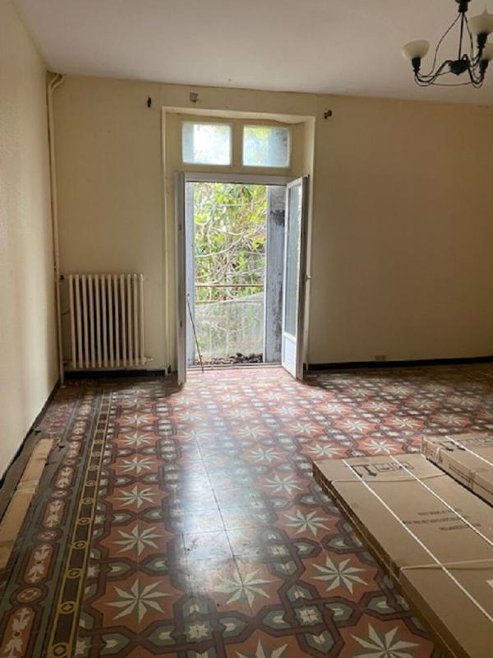 Grande maison de 182 m² à rénover, avec grande remise, cours et jardin ombragé