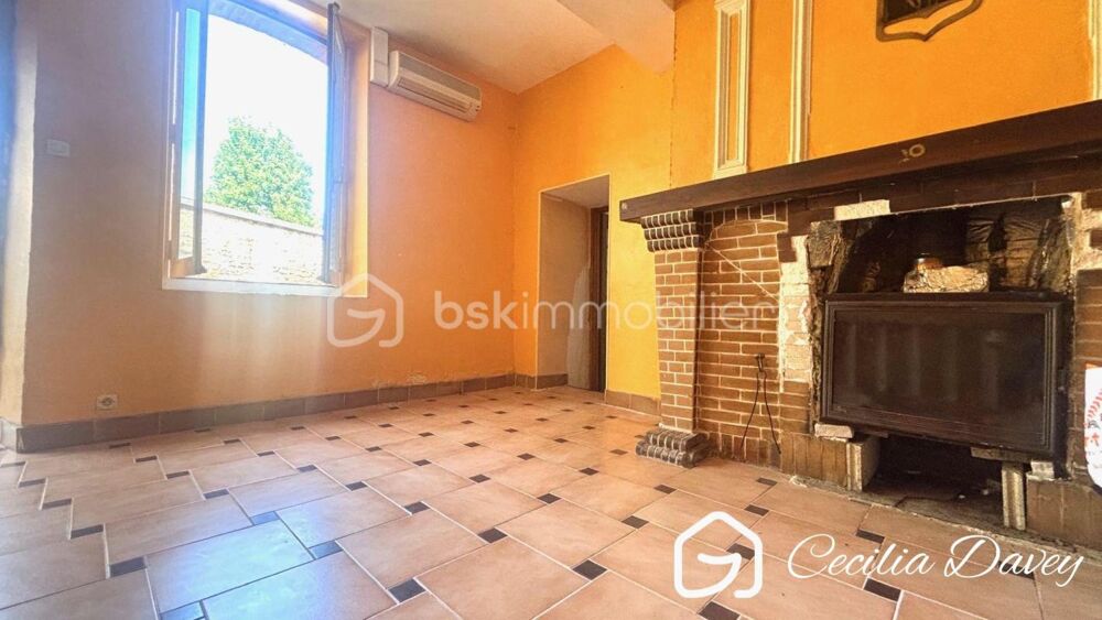 *** Nouveauté : Belle opportunité de rénovation avec fort potentiel pour cette fermette du XIXème siècle, de plain-pied, avec dé