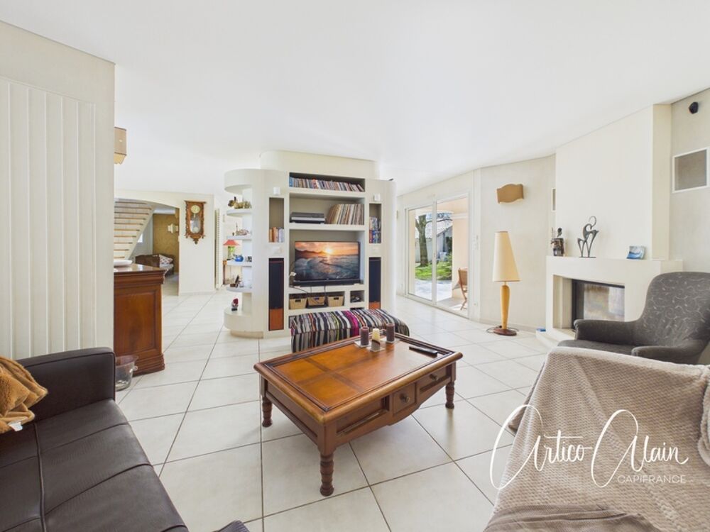 Maison familiale de standing  230 m²  Terrain arboré de 2 080 m² avec piscine