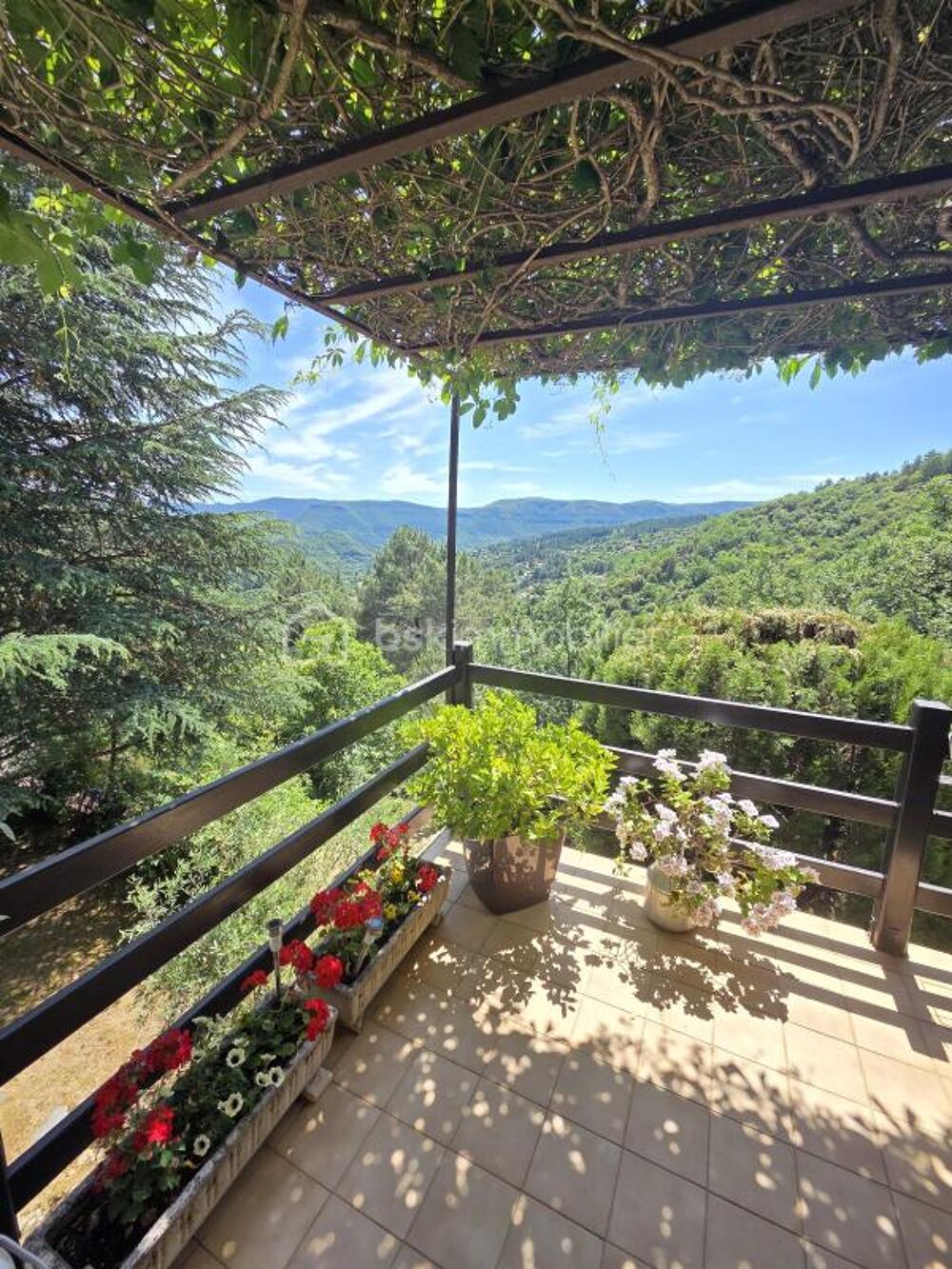 Maison d'architecte atypique 6 pièces sur un terrain de 2000 m2, piscine, 2 garages, vue dominante sur les Cévennes